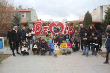 Özalpli öğrenciler 150 kuş evi yaparak çeşitli noktalara bıraktı
