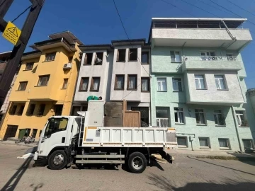 Bursa’da bir apartmandan 5 kamyon çöp çıktı