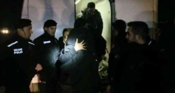 (Özel) Bursa’da nefes kesen kovalamaca...Minibüsten 31 kaçak çıktı