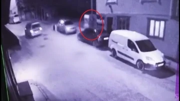 Bursa'da fırtına insanları, motosikleti ve giysi dolabını böyle uçurdu