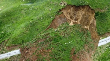 (ÖZEL) Heyelana bağlı yayla yolu çöktü
