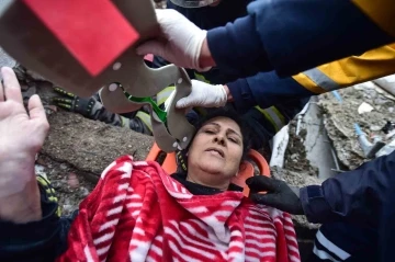 (Özel) Kahramanmaraş’ta 2 kadın 21 saat sonra enkazdan sağ çıkarıldı
