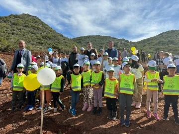 Özel öğrenciler depremzede çocuklarla fidan dikti
