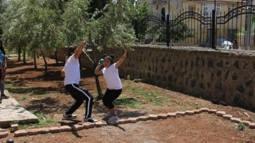 Özel sporcular okullarının bahçesinde hazırlanarak katıldıkları şampiyonadan başarıyla döndü