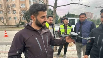 Bursa'da yol kenarında dron buldu, sahibini her yerde arıyor