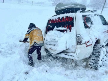 Paletli ambulans mahsur kaldı traktörle çektiler
