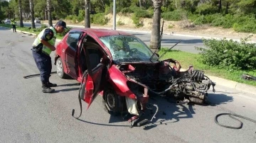 Palmiyeye çarpıp motoru gövdesinden ayrılan otomobilden hafif yaralı çıktı
