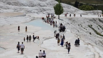 Pamukkale'de bayram tatili yoğunluğu sürüyor