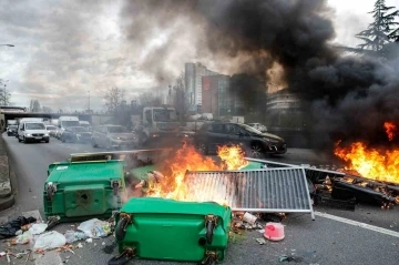 Paris sokakları yeniden karıştı: 61 gözaltı
