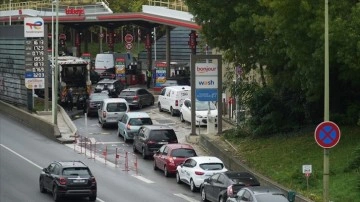 Paris ve çevresindeki akaryakıt istasyonlarının yüzde 40'ında benzin sıkıntısı yaşanıyor