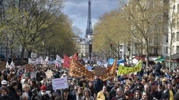 Paris'te emeklilik reformu karşıtı gösterilerin belediyeye maliyeti 1,6 milyon avro