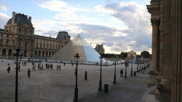 Paris'te kültür sektörü çalışanları Louvre Müzesi'nin girişlerini kapattı