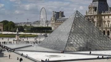 Paris'teki Louvre Müzesi bomba ihbarı nedeniyle kapatıldı