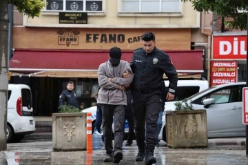 Park halindeki 18 aracın lastiğini bıçakla patlatan şahıs adliyeye sevk edildi
