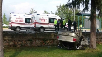 Park halindeki araca çarpan otomobil cami bahçesine uçtu: 11 yaralı