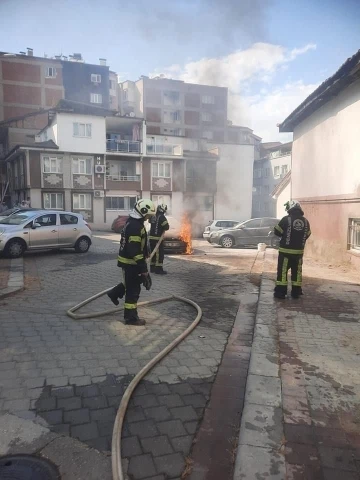 Park halindeki araçta yangın çıktı
