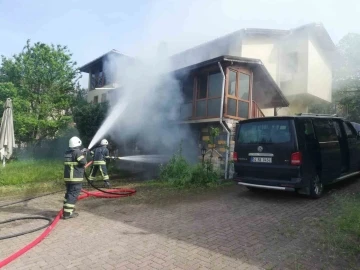 Patlayan akü otomobili demir yığınına döndürdü, villa hasar aldı
