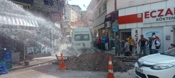 Patlayan su borusu sebebiyle vatandaşlar neye uğradıklarına şaşırdı
