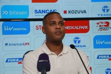 Patrick Kluivert: &quot;Balotelli kendisini ılık bir suyun içerisinde buldu&quot;
