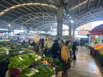 Pazarda fiyatlar düştü, vatandaş yoğun ilgi gösterdi
