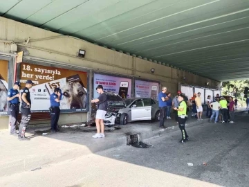 Pendik’te 4 aracın karıştığı kazada bir araç durağa daldı: 1 yaralı
