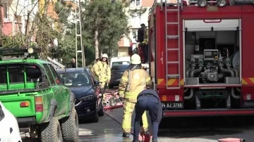 Pendik’te 5 katlı binanın çatısı alev alev yandı
