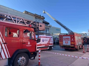 Pendik’te AVM’nin restoranında çıkan yangın söndürüldü
