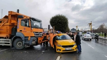 Pendik’te İBB’ye ait kar küreme aracı ticari taksiye çarptı: 3 yaralı
