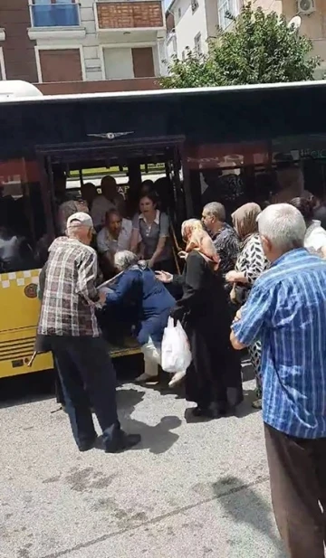 Pendik’te İETT otobüsünde yolcular birbirlerine girdi

