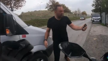 Pendik’te kendisine baktı diye motosikletliyi yolda sıkıştırdı
