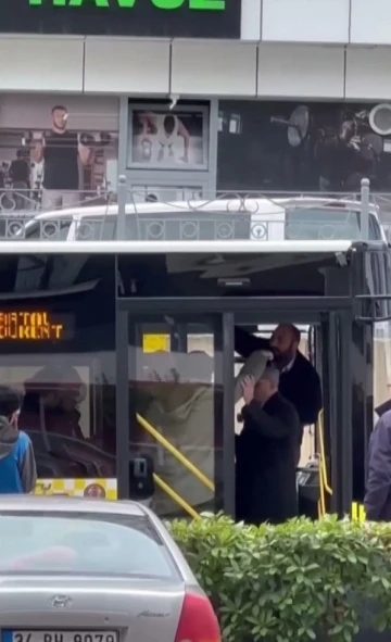 Pendik’te şoförle tartışan yolcuyu, diğer yolcular otobüsten attı
