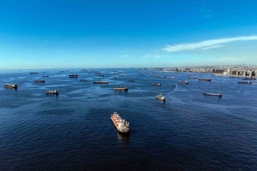 Petrol tankerleri, İstanbul Boğazı açıklarında sıraya girdi
