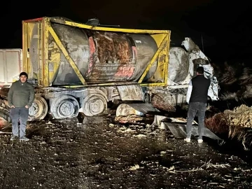 Peynir suyu taşıyan silobasın devrildiği kazada sürücü olayı yara almadan atlattı
