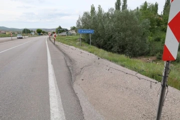 Pınarbaşı halkı: &quot;Yollar delik deşik, kaldırımlar eğit bükük&quot;
