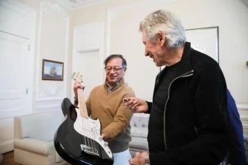 Pink Floyd’un solisti Waters, Kolombiya Devlet Başkanı Petro ile &quot;Filistin&quot; bayrağı açtı
