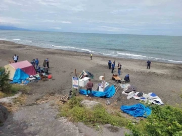 Plajı işgal eden çadır ve barakalar yıkıldı
