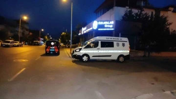 Plakasız motosiklet üzerindeki kar maskeli 2 kişi kaldırımda yürüyen şahsı silahla yaraladı
