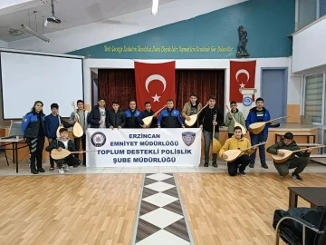 Polis ekipleri öğrencilere bağlama hediye etti
