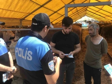 Polis ekipleri vatandaşları kurban pazarında dolandırıcılara karşı uyardı
