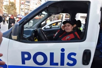 Polis kıyafeti giyip, görev aldılar
