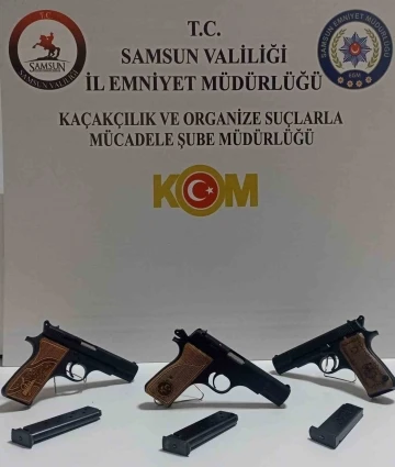 Polis otomobilin kaput kısmına gizlenmiş 3 tabanca ele geçirdi
