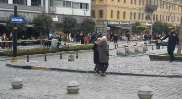 Polisin aldığı tüm tedbirleri hiçe saydı, şüpheli çantayı gidip eliyle açtı
