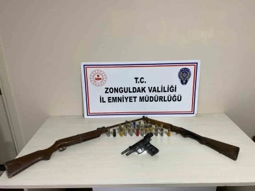 Polisin baskın yaptığı evde silah ve fişekler ele geçirildi
