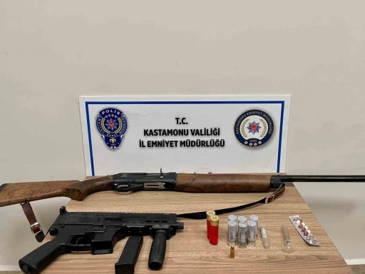 Polisin durdurduğu araçtan &quot;Uzi&quot; çıktı: 2 gözaltı