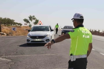 Polisler durdurdukları araçlardaki çocukları trafik dedektifi yaptı
