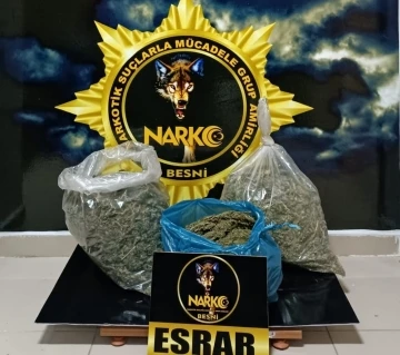 Araçtan 5 kilogram esrar çıktı