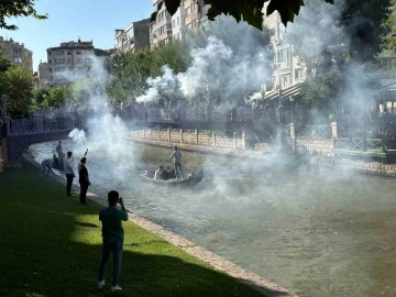 Porsuk Çayı’nda ‘Aşkın Olayım’ şarkısıyla evlilik teklifi yaptı
