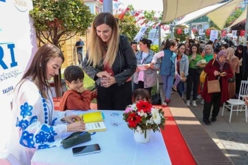 &quot;Akademisyen Anne&quot; Yalovalılarla buluştu
