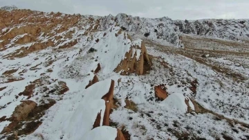 &quot;Dünyadaki Mars&quot; olarak tanınan Eğribucak kayalıkları beyaza büründü
