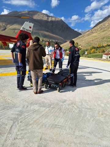 Rahatsızlanan hamile kadın ambulans helikopterle hastaneye ulaştırıldı
